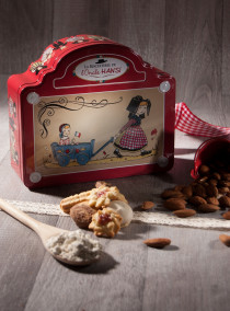 Rote Metalldose aus der Bisuiterie von Onkel Hansi "Der Spaziergang der Kinder" 