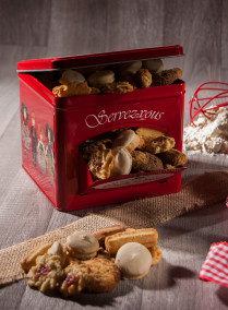 Rote Spenderdose aus der Biscuiterie von Onkel Hansi gefüllt mit Plätzchen