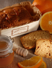 Leckerer Honigkuchen mit orangen schallen