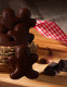 Lebkuchenmännchen von dunkler Schokolade ummantelt